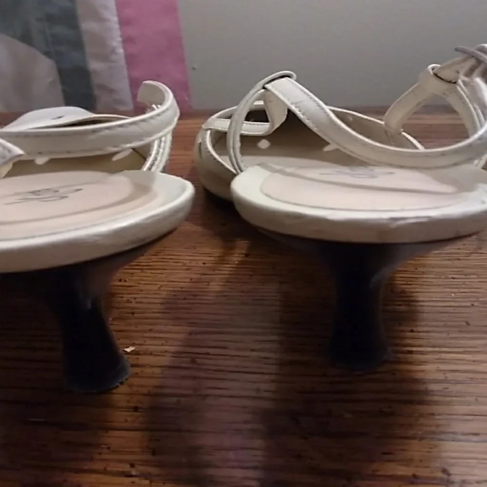 Dress Barn cream leather shoes - Picture 9 of 9